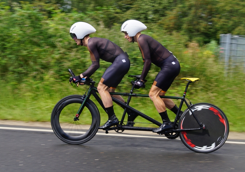 Tim Kleinwächter in der Natur auf dem Renntandem